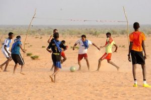 Silahların g&ouml;lgesinde futbol tutkusu