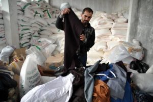 Yardımlar Suriyelilerin y&uuml;z&uuml;n&uuml; g&uuml;ld&uuml;r&uuml;yor