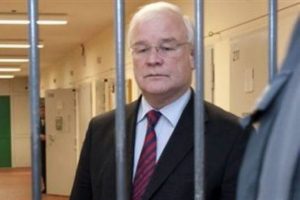 Bakan alkoll&uuml; ara&ccedil; kullanırken yakalandı