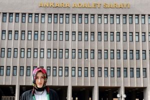 Baş&ouml;rt&uuml;l&uuml; avukatlar duruşmalara giriyor