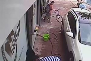 K&uuml;&ccedil;&uuml;k hırsız kameraya yakalandı