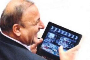 Meclis sıralarında f&uuml;ze oyunları