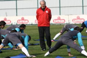 Mustafa Denizli'den futbolculara ilgin&ccedil; ceza