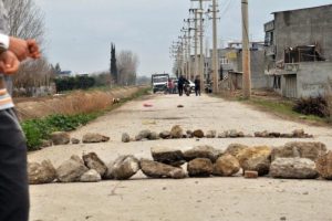 Mahalleliden taş barikatlı eylem