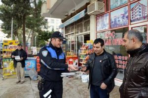 Ekmek israfını &ouml;nlemek i&ccedil;in broş&uuml;r dağıttılar