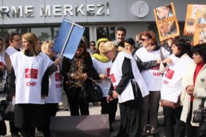 Tabutlu n&uuml;kleer protestosu