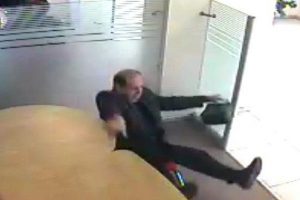 Bankada oturduğu sandalye fel&ccedil; bıraktı