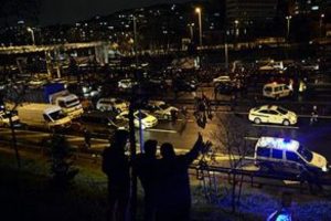 K&ouml;pr&uuml;ye bomba s&uuml;s&uuml; verilmiş pankart astılar