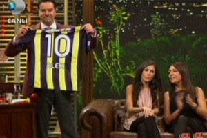 Beyaz'dan Sneijder'in eşine Alex forması!
