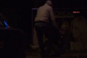 Sokak ortasında &ouml;ld&uuml;resiye dayak