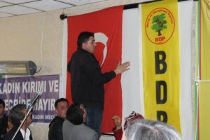 T&uuml;rk bayrağı i&ccedil;in konuşmasını durdurdu