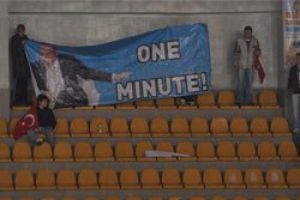 İsrail milli takımına 'One Minute' pankartı