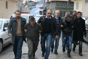 Sigara i&ccedil;irmeyen taksiciye bı&ccedil;aklı gasp