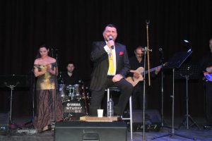 Alpay'dan Bursa'da m&uuml;zik ziyafeti