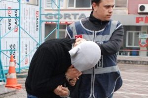 Kuyumcudan bilezik &ccedil;alarken yakalandı