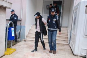 Doktora kızıp hastanenin camlarını kırdılar