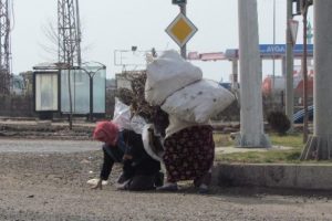 88 yaşındaki kadın her g&uuml;n 5 kilometre yol y&uuml;r&uuml;yor