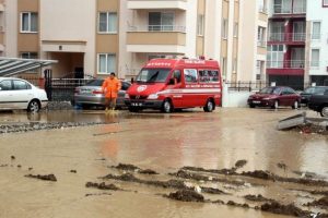Sağanak yağış su baskınlarına neden oldu