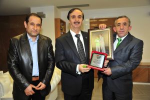 Ardiles'ten Başkan Keskin'e teşekk&uuml;r plaketi