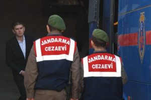 &Ouml;nce &ouml;ld&uuml;rd&uuml; sonra hırsızlık yaptı