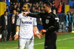 Ahmet İlhan hakemlerden &ouml;z&uuml;r diledi