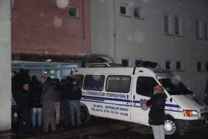 Gelini &ouml;ld&uuml;rd&uuml;, oğlu ve torunu yaraladı