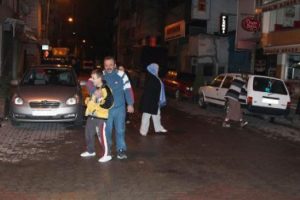 Doğalgaz kutusu yandı mahalleli sokağa d&ouml;k&uuml;ld&uuml;