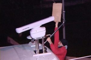L&uuml;ks yatlar elektrik tellerine takıldı