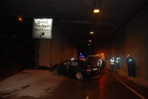 Alkoll&uuml; s&uuml;r&uuml;c&uuml; duvara &ccedil;arptı