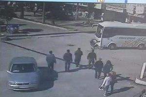 Midib&uuml;s, motosikleti altına alıp s&uuml;r&uuml;kledi