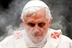 G&ouml;revi bırakan ilk papa &ouml;nce hapse atıldı sonra....