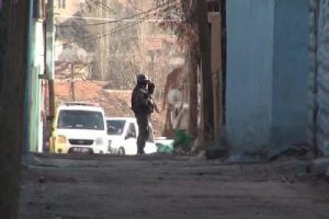 &Ouml;zel Harekat mahalleyi abluka altına aldı