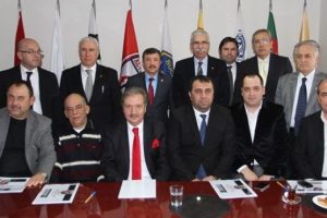 İzmir kul&uuml;pleri 40 bin kişilik stadyum istemiyor