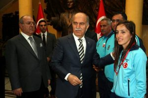 Vali Harput'tan Avrupa İkincisi olan sporculara &ouml;d&uuml;l