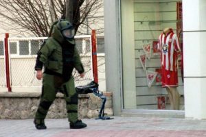 Mağaza &ouml;n&uuml;nde ş&uuml;pheli kutu paniği
