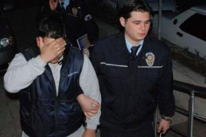 Ehliyetsiz s&uuml;r&uuml;c&uuml; polis memurunu yaraladı