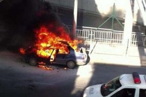 Seyir halindeki otomobil alev aldı