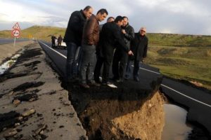 Şırnak'ta karayolunda 20 metrelik &ccedil;&ouml;kme