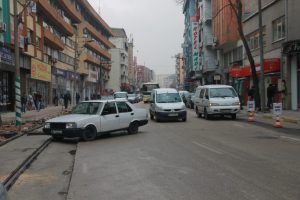 Bursa'da gelişig&uuml;zel parklar trafiği kilitliyor