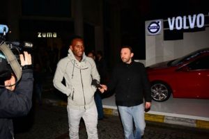 Drogba sempatikliği ile g&ouml;n&uuml;lleri fethetti