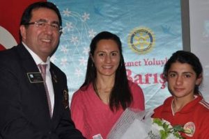 Aslı &Ccedil;akır'dan T&uuml;rkiye rekortmeni Song&uuml;l'e tebrik