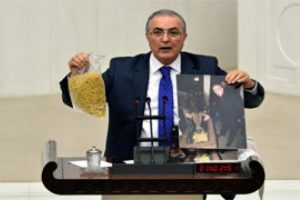 CHP'li vekil makarnayla k&uuml;rs&uuml;ye &ccedil;ıktı ve...