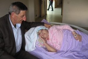 D&uuml;nyanın en uzun burunlu insanın acı g&uuml;n&uuml;