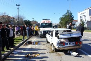 TIR otomobile &ccedil;arptı: 1 yaralı
