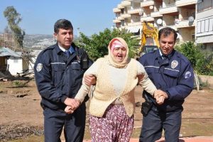 Barakası da kendisi de yıkıldı