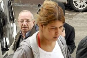 &Ccedil;aldığı altın ve parayı atarak ka&ccedil;tı
