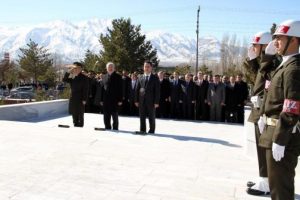 T&ouml;rene ge&ccedil; gelen polisler Vali'yi kızdırdı