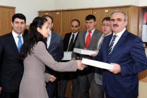 Vanlı &ouml;ğrenciler tablet bilgisayarlarına kavuştu