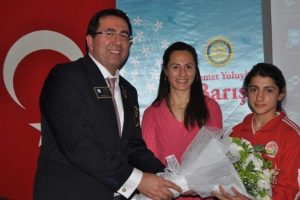 Olimpiyat şampiyonu Aslı &Ccedil;akır'dan T&uuml;rkiye rekortmeni Song&uuml;l'e tebrik