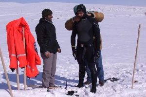 Buz tutan &Ccedil;ıldır G&ouml;l&uuml;'nde rekor denemesi
